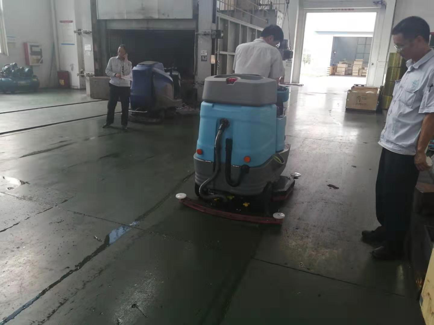 機械廠油污地面保潔交給雙吸盤洗地機 機械廠油污地面保潔交給雙吸盤洗地機