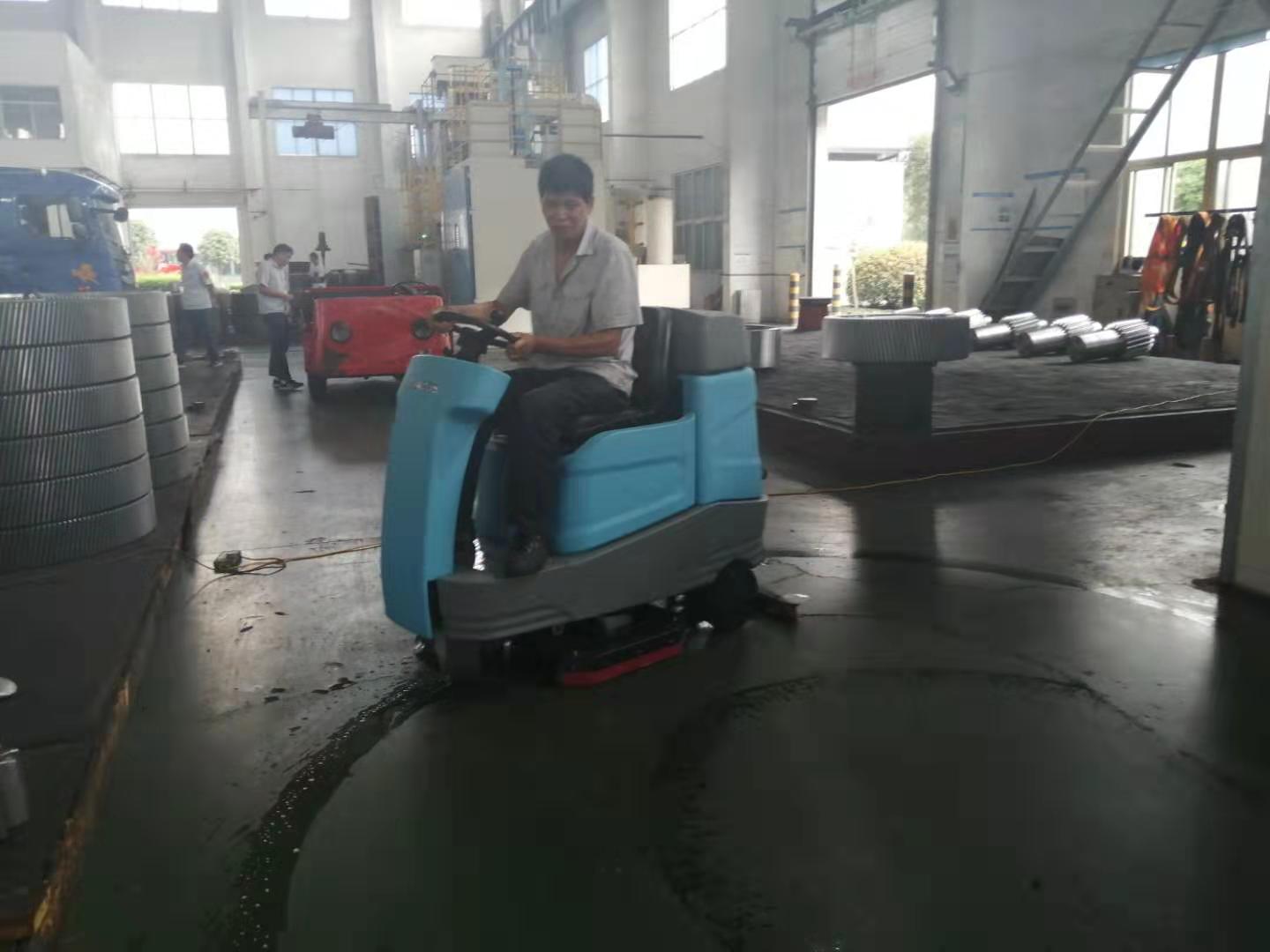 機械廠油污地面保潔交給雙吸盤洗地機 機械廠油污地面保潔交給雙吸盤洗地機