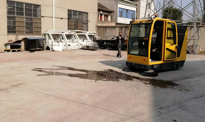 無錫某物業公司來廠體驗電動掃地車 無錫某物業公司來廠體驗電動掃地車