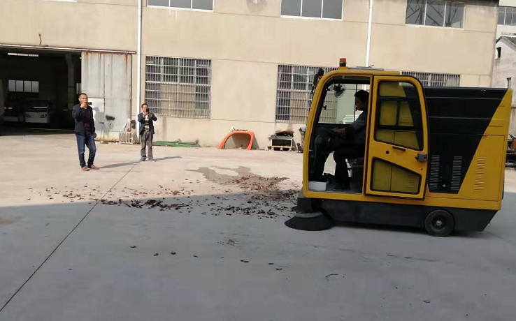 無錫某物業公司來廠體驗電動掃地車 無錫某物業公司來廠體驗電動掃地車