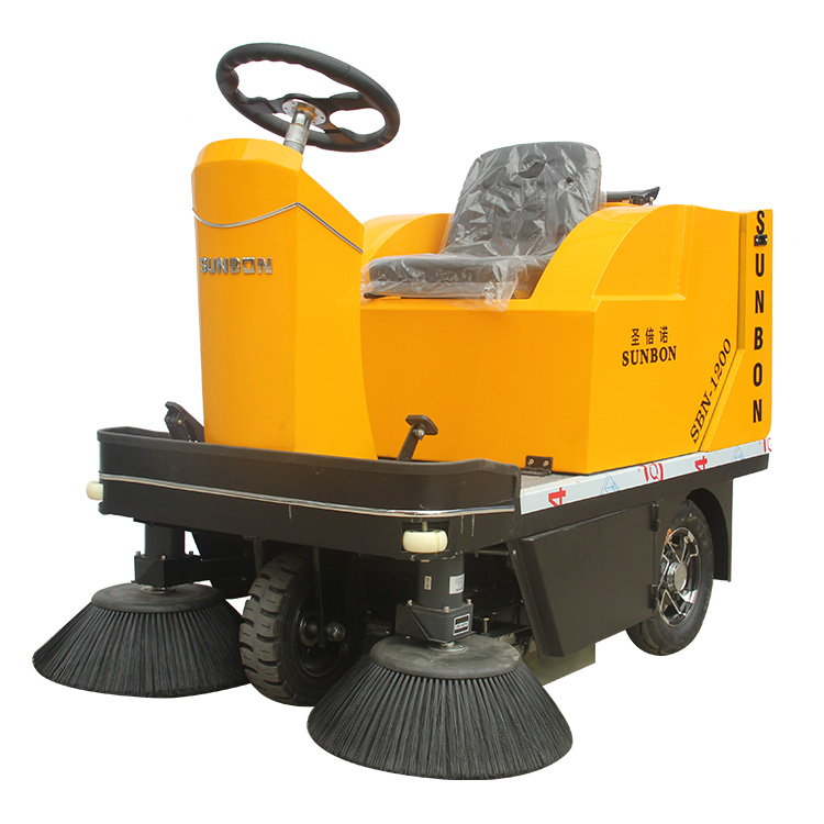 常州三河口某洗衣機(jī)廠來廠采購(gòu)電動(dòng)掃地車