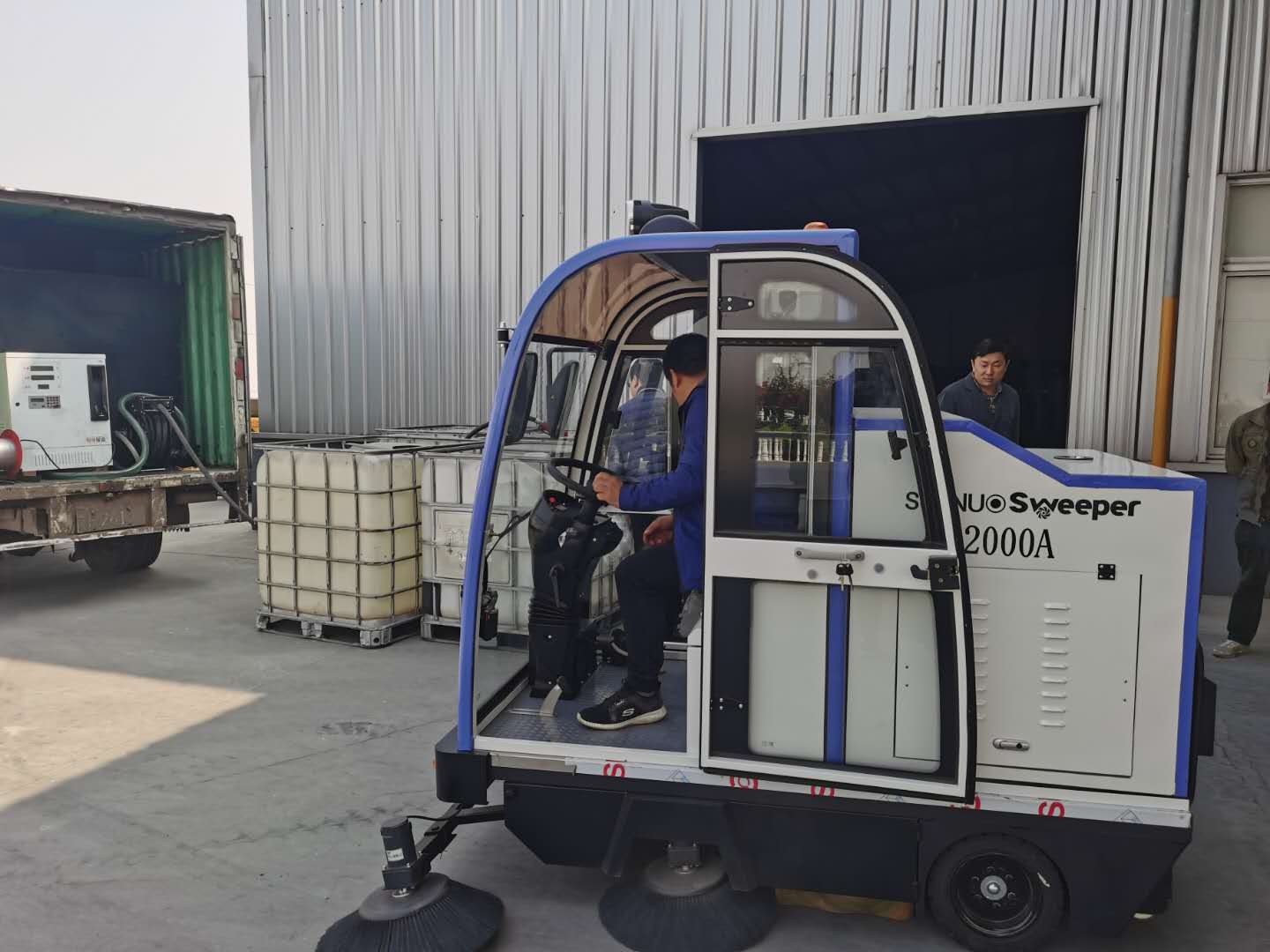 新疆某礦場咨詢圣倍諾2000A電動掃地車