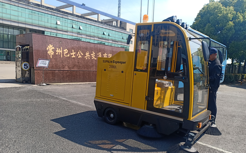  多功能駕駛式電動掃地車,清掃、吸塵、灑水消毒為一體