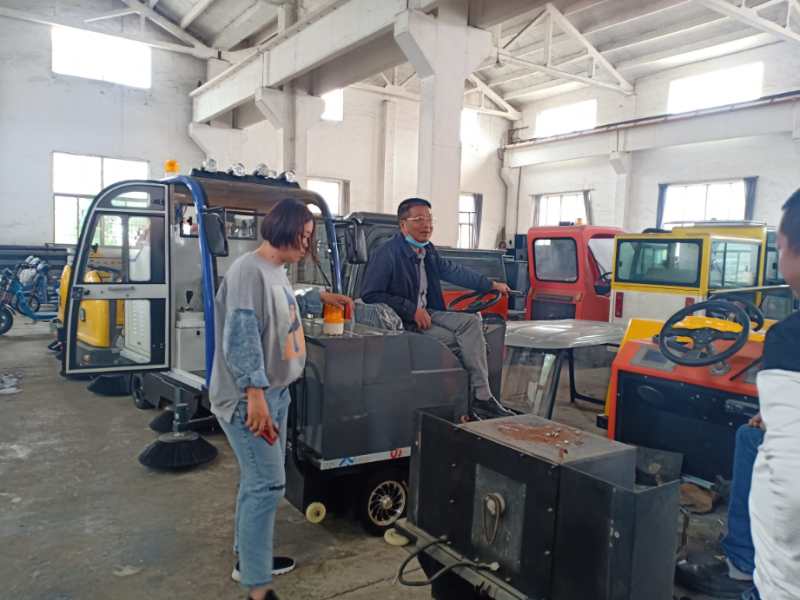 常州三河口某洗衣機(jī)廠來廠采購(gòu)電動(dòng)掃地車
