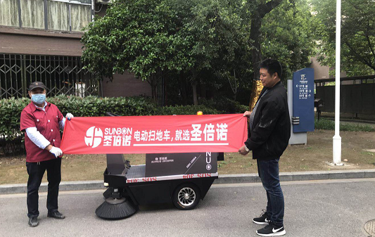 小型電動(dòng)掃地車(chē)1200走進(jìn)常州寶龍廣場(chǎng)物業(yè)小區(qū)