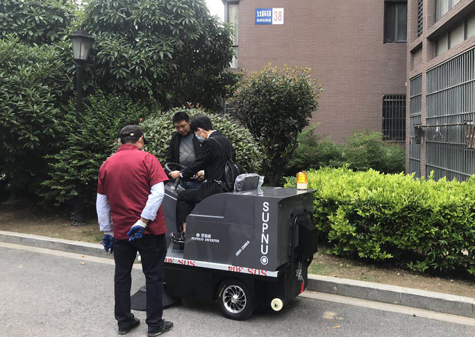 小型電動(dòng)掃地車(chē)1200走進(jìn)常州寶龍廣場(chǎng)物業(yè)小區(qū)