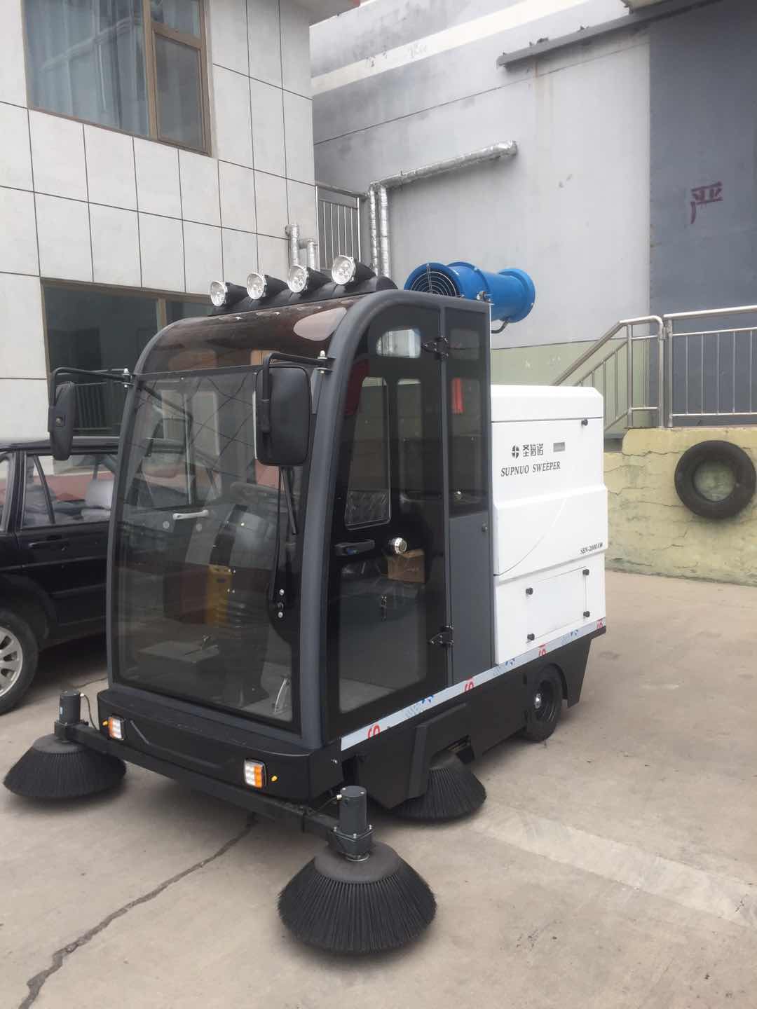 工廠廠區面積比較大清掃難怎么辦，不如看看這臺掃地車