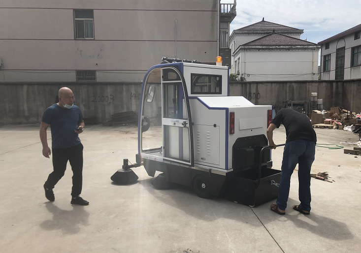 湖北某工廠采購電動(dòng)掃地機(jī)進(jìn)行廠區(qū)保潔