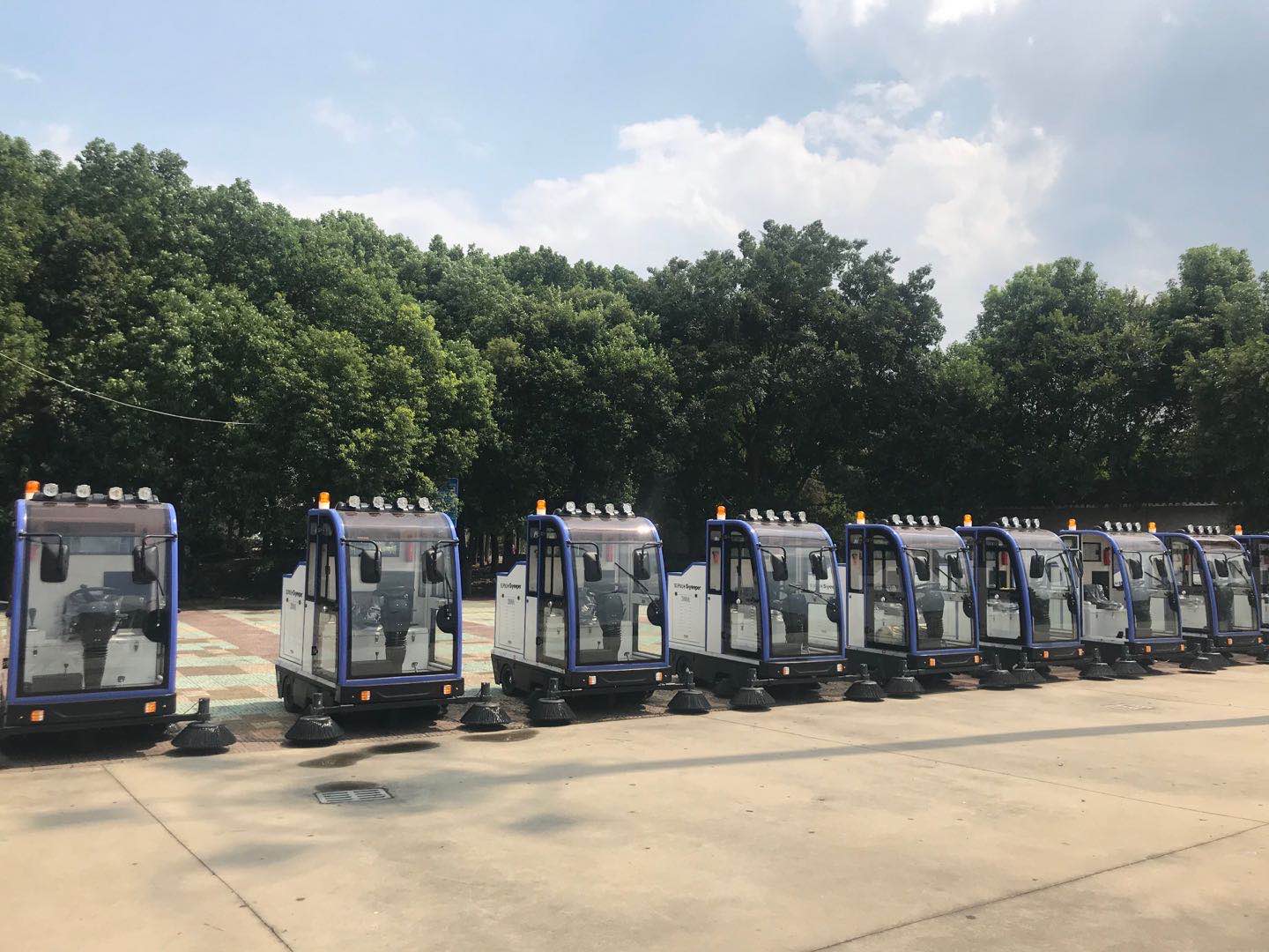 路面掃地車應(yīng)該具有哪些優(yōu)點(diǎn)