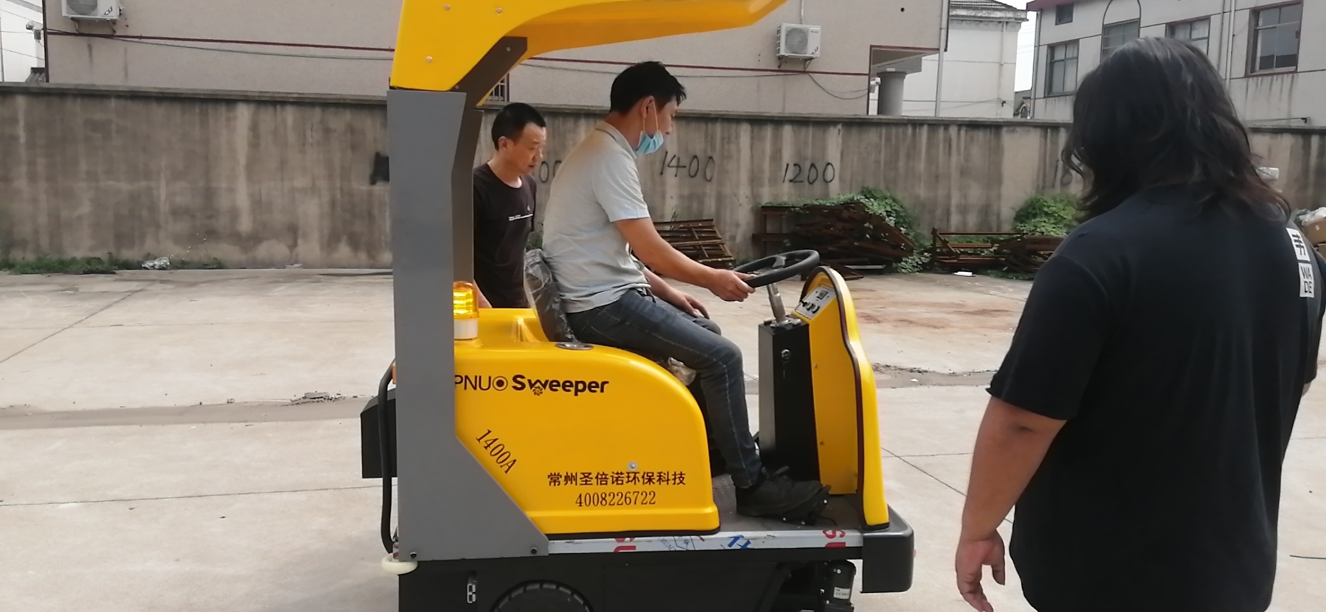江西九江客戶來(lái)廠考察體驗(yàn)電動(dòng)掃地機(jī)