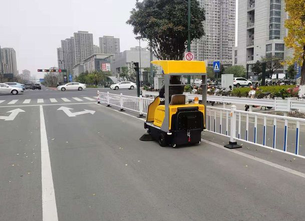 馬路掃地車是什么樣的清潔設(shè)備