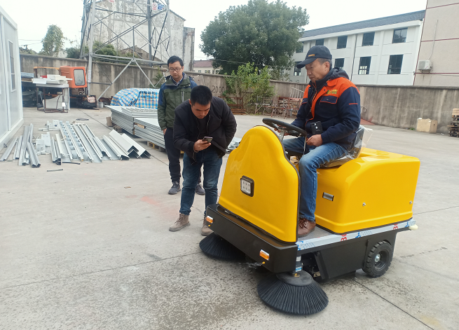 常州某家具制造公司采購1400A工業(yè)駕駛式掃地機(jī) 