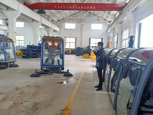 常州某家具企業(yè)來廠考察體驗電動清掃車