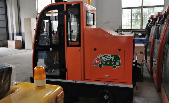 2000A電動掃地車助力物流中心清潔服務(wù)