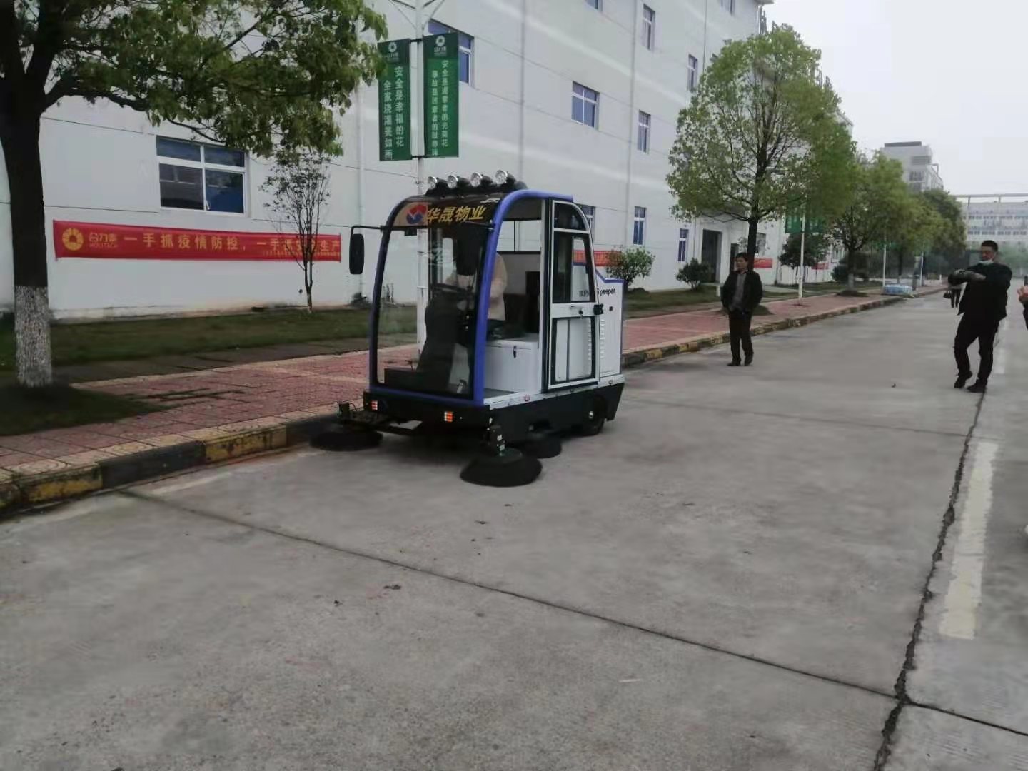 小型掃地車替代人工保潔的原因