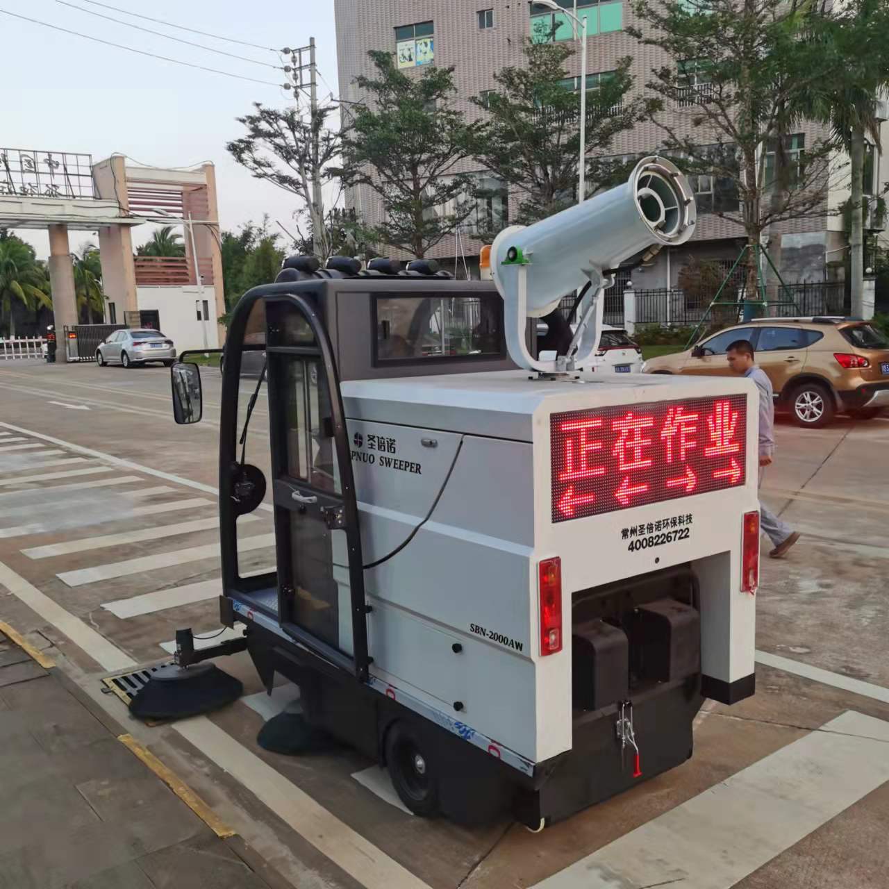 環衛電動清掃車比傳統人工清掃簡單多了