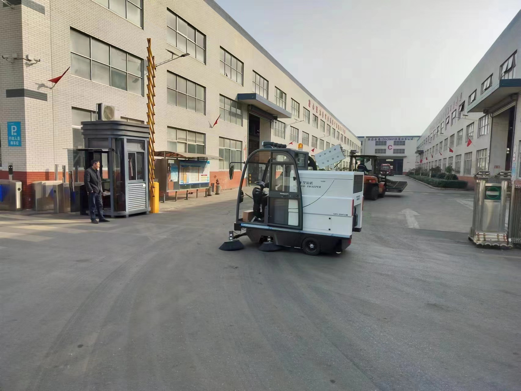 圣倍諾2000AW工業(yè)清掃車進(jìn)駐無(wú)錫某科技公司