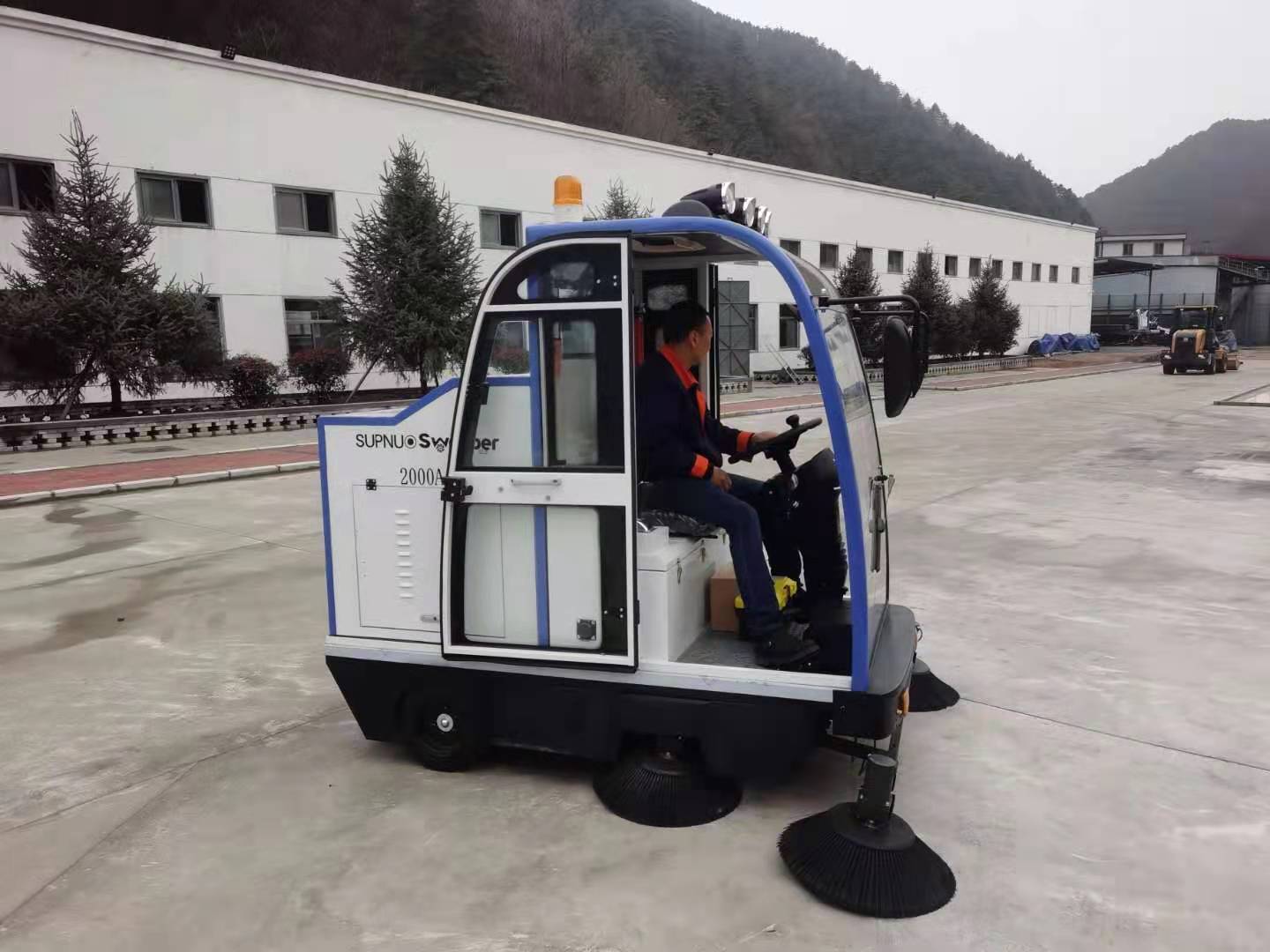 物業(yè)推薦用電動(dòng)掃地機(jī)提高保潔效率