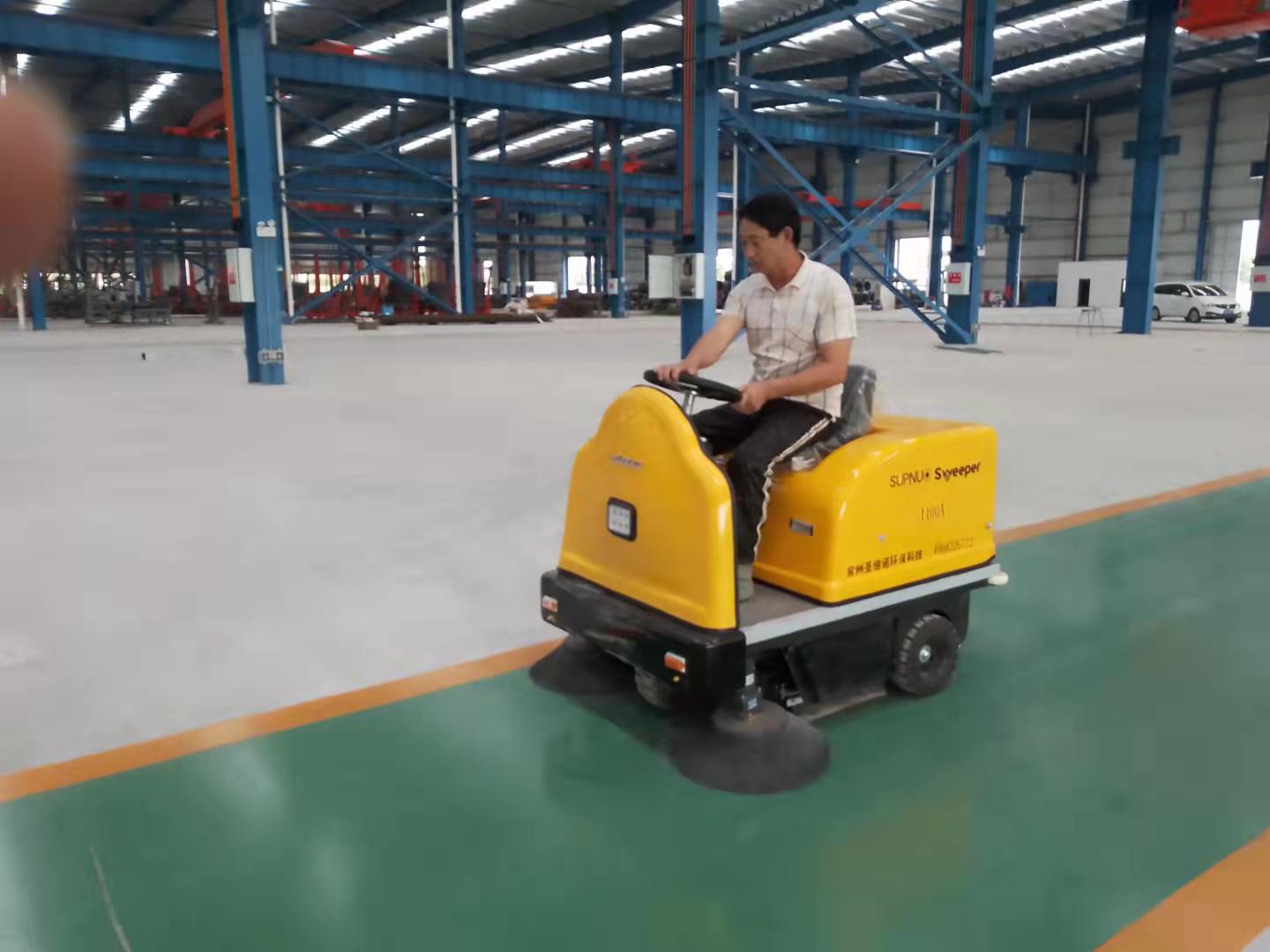  小型工廠掃地機地面清潔效率高，安全性高