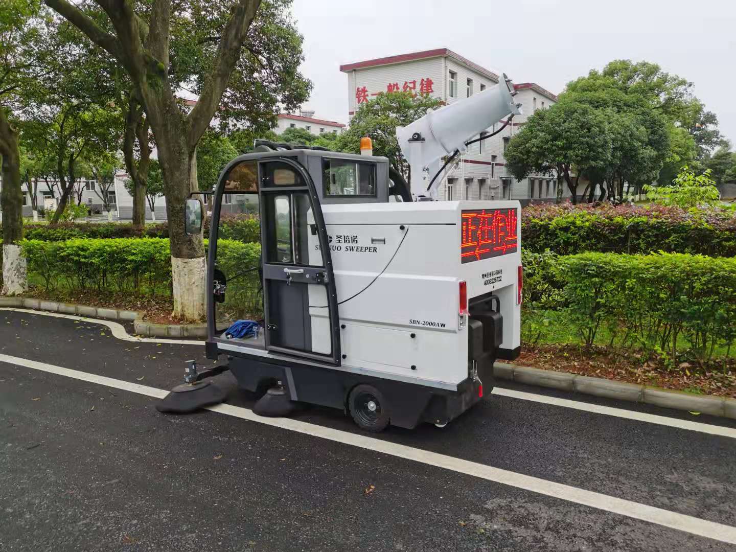 電動洗地機和電動掃地車的區別