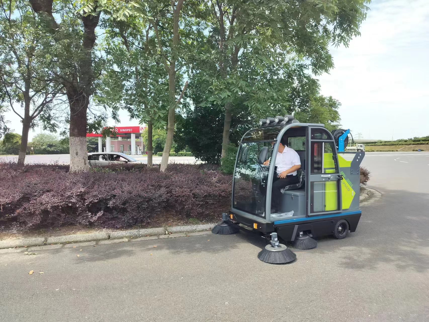 小型掃地車相對于大型掃地車有什么優勢
