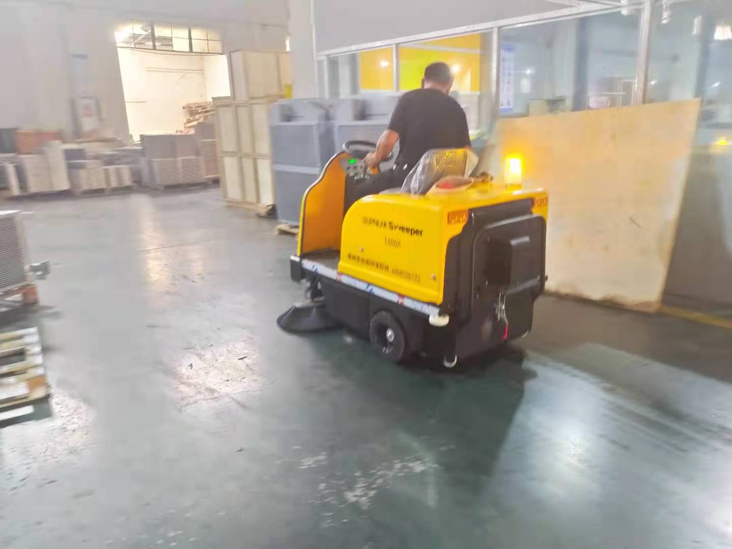 工廠掃地車(chē)在倉(cāng)庫(kù)的應(yīng)用