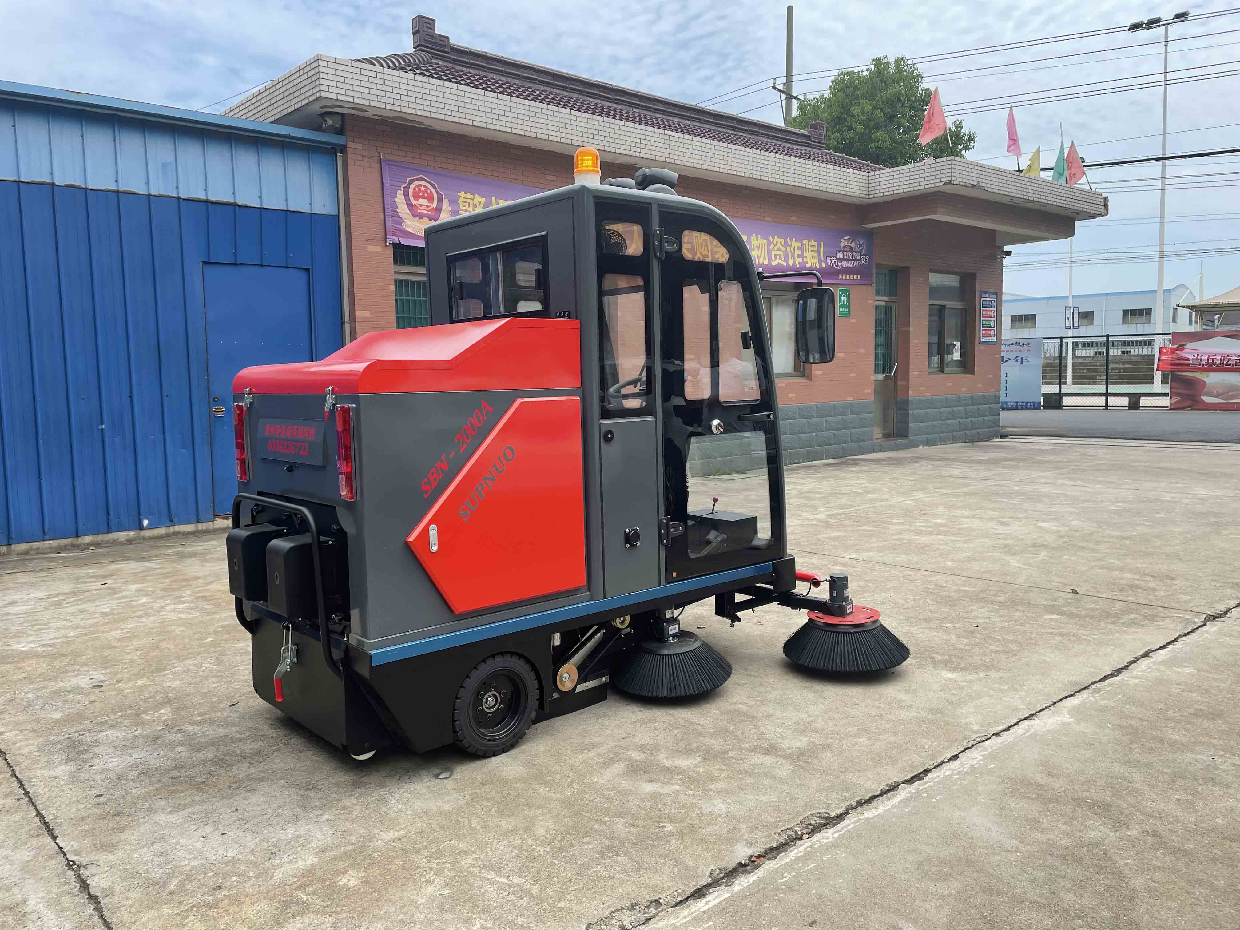 工廠掃地車(chē)在倉(cāng)庫(kù)的應(yīng)用