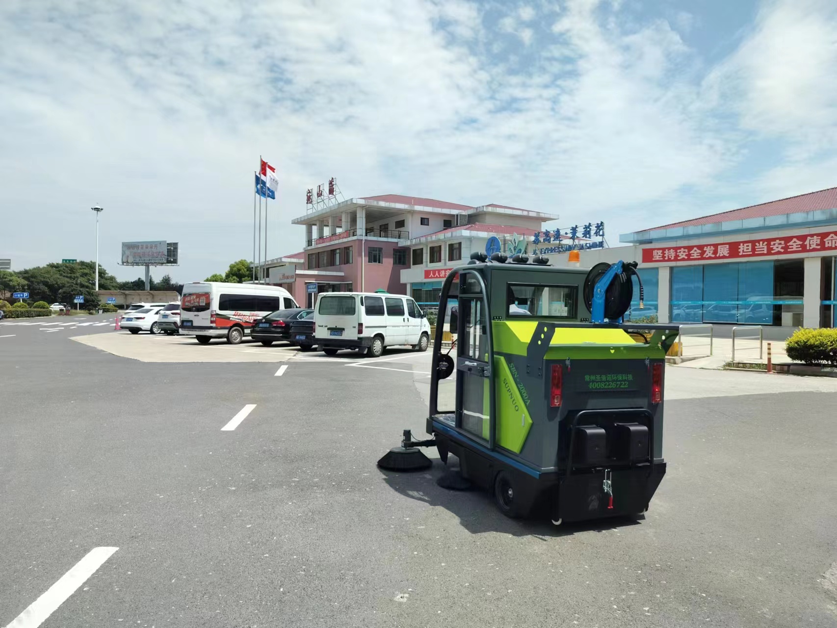 霧炮電動掃地車不僅能夠清掃廠區路面