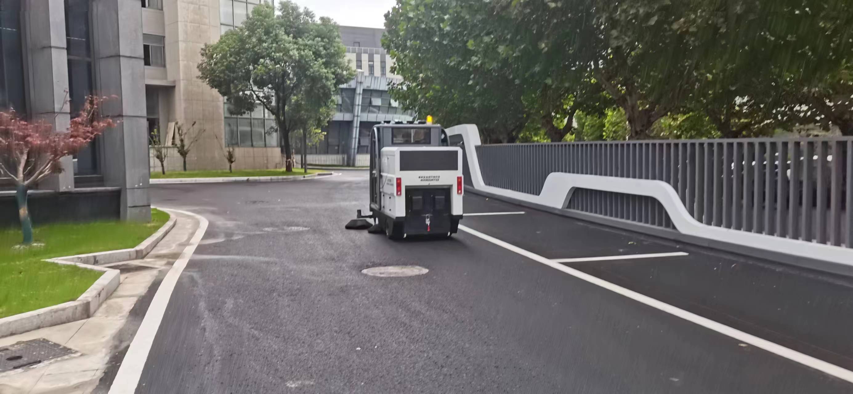 工廠清潔掃地車如何緩解環境清潔壓力呢？