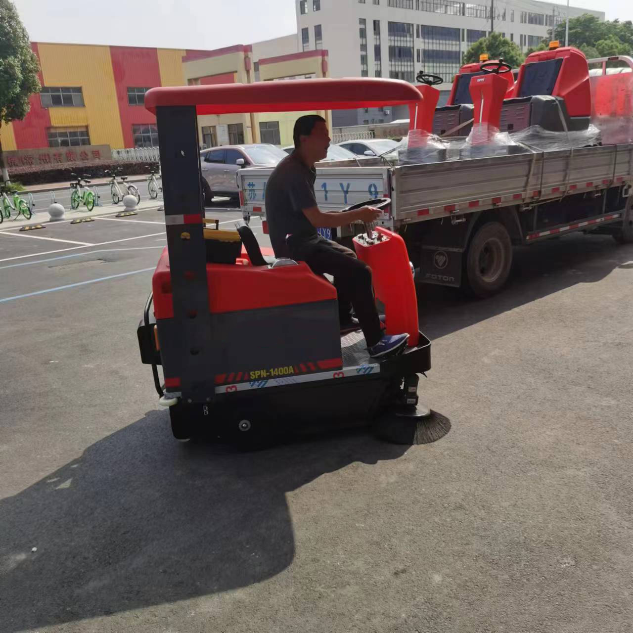 小型清掃車在食品車間的應用優(yōu)勢