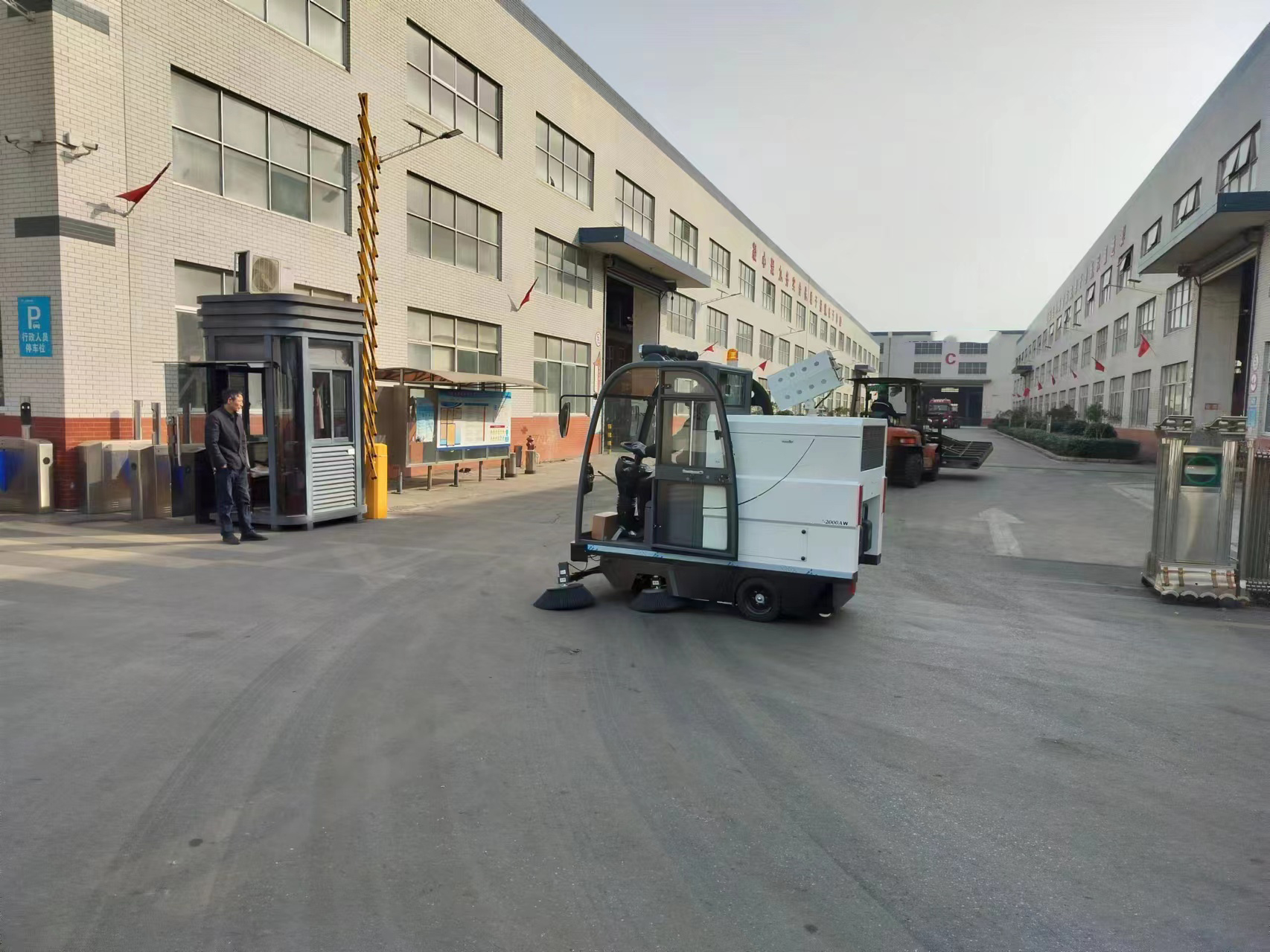 工廠清潔革命：電動掃地機的應用與優(yōu)勢