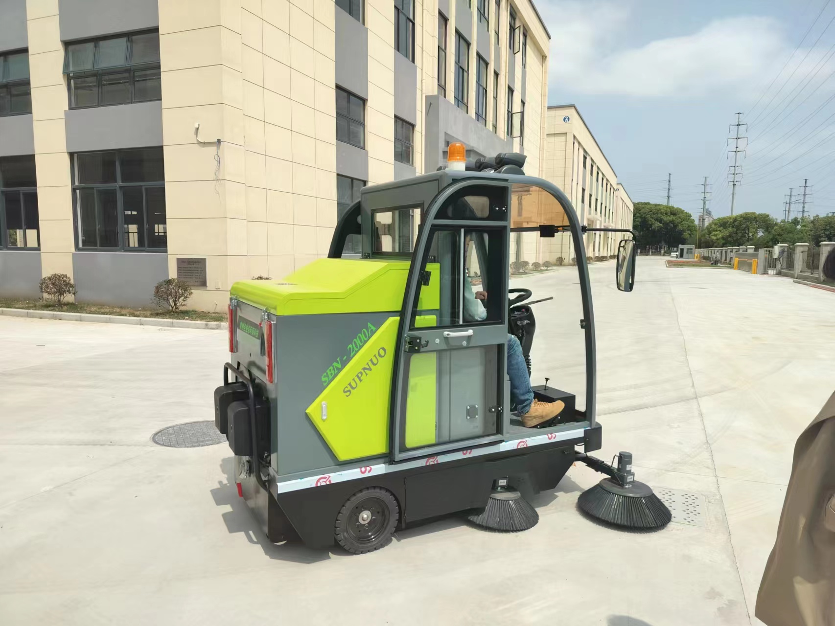 公園、景點(diǎn)等地方使用小型電動(dòng)掃地車的清潔效果如何呢？