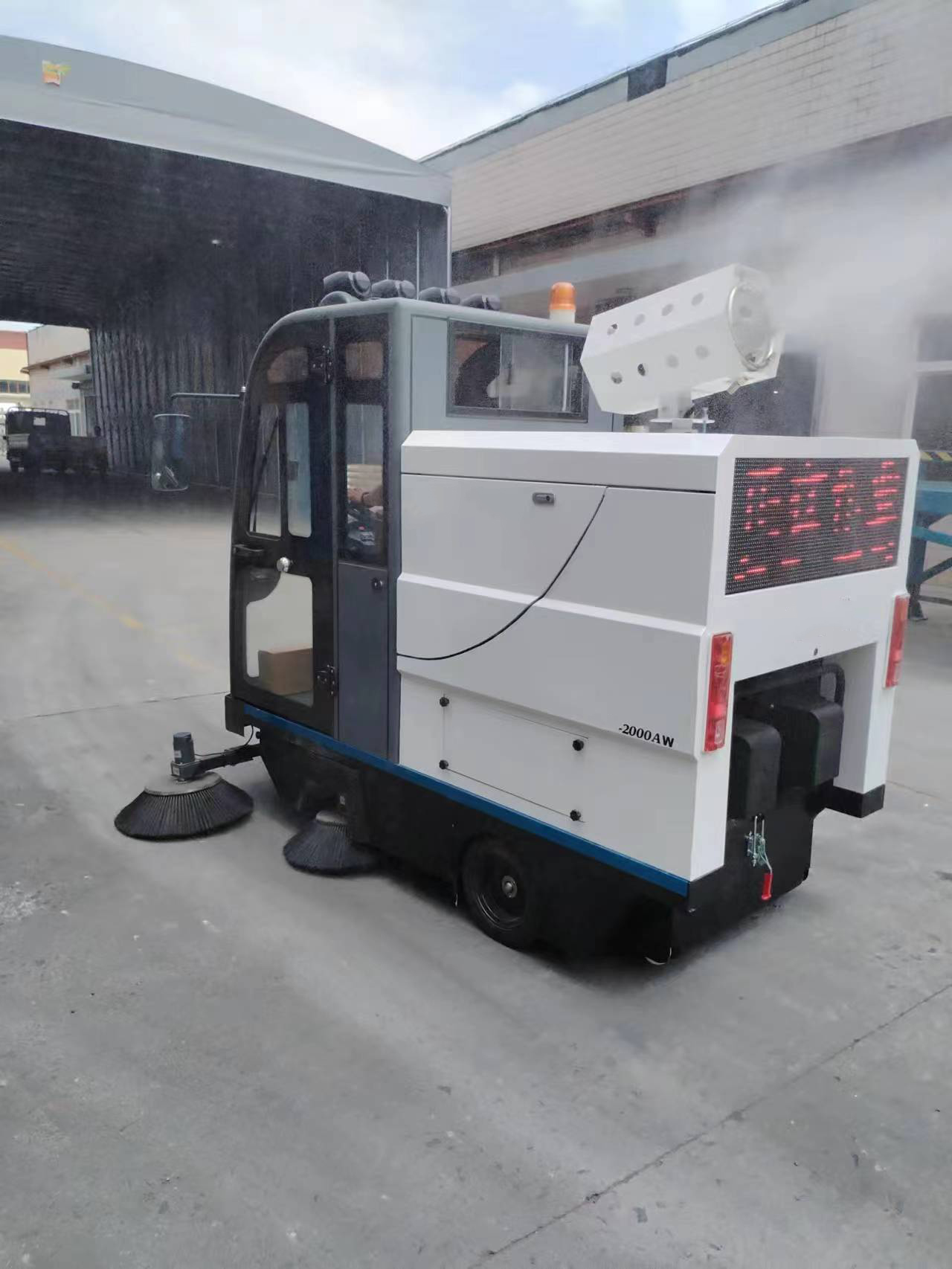提高工作效率，駕駛式洗地機是工廠倉庫的必備設備