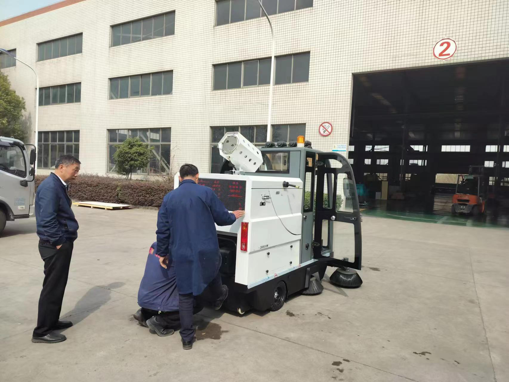建材公司采購車間掃地機的優勢