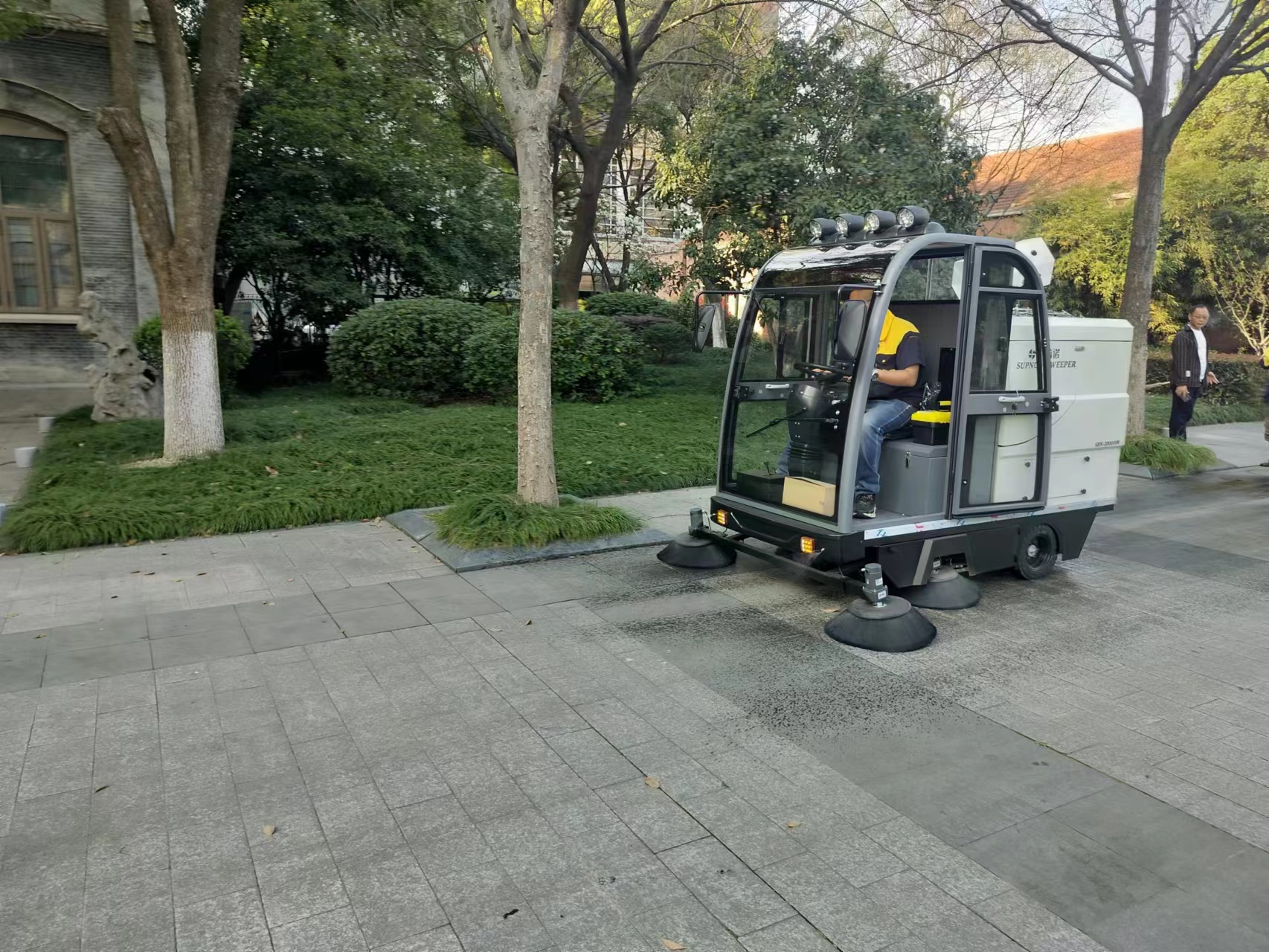 環衛電動掃地車：省事又省力的清潔利器！