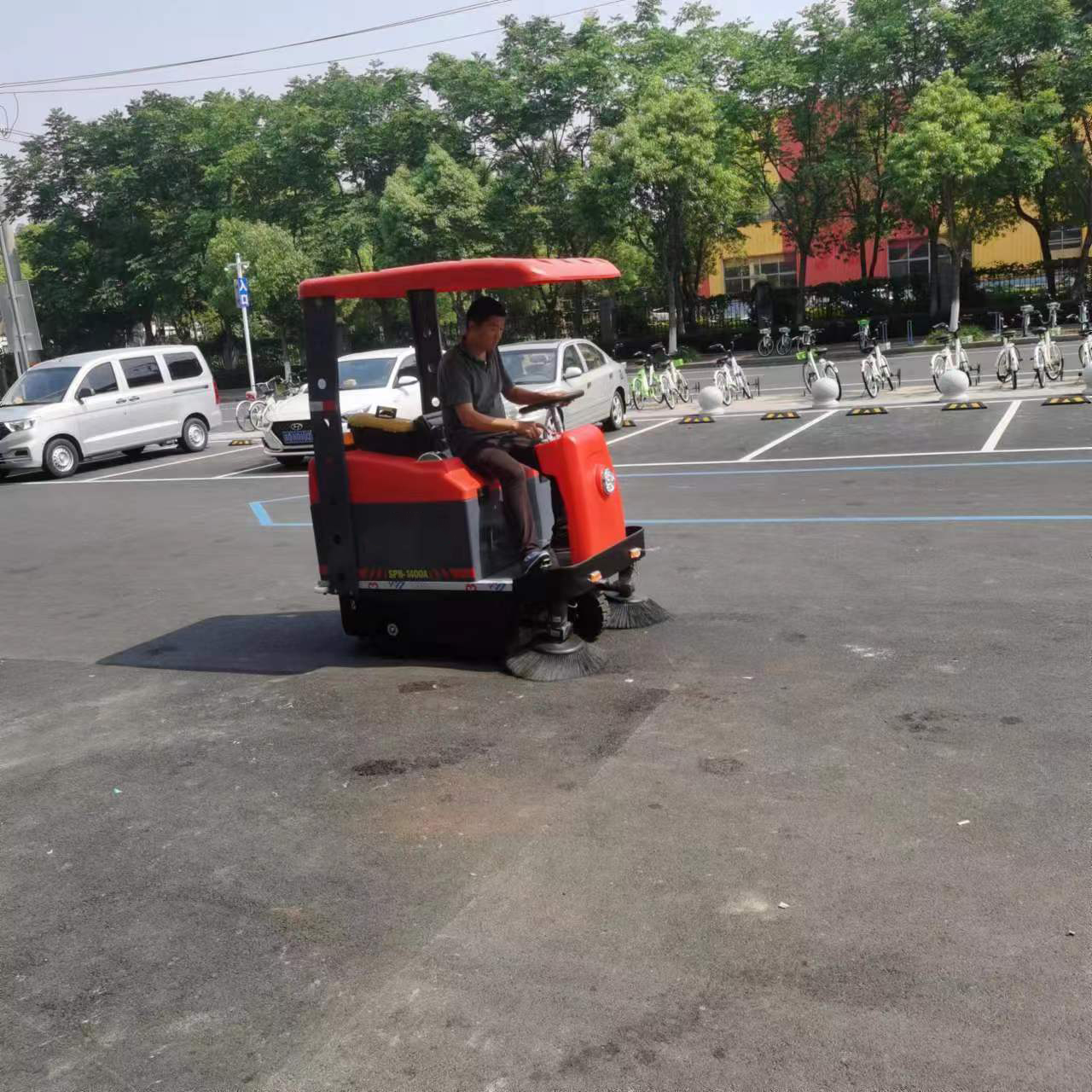 駕駛式掃地機：地下車庫保潔新選擇