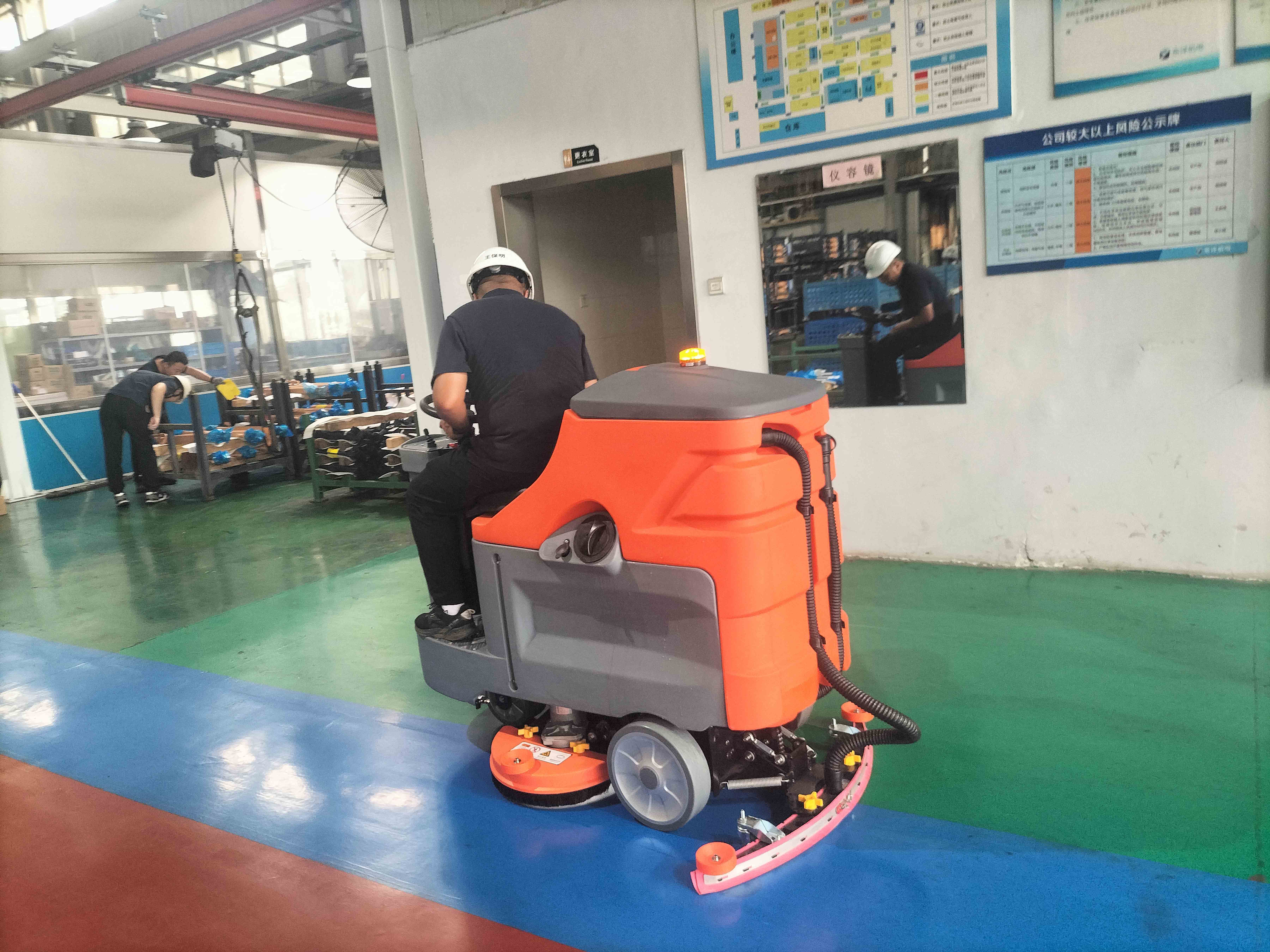 駕駛洗地機的應用可以節省數十名保潔員的成本