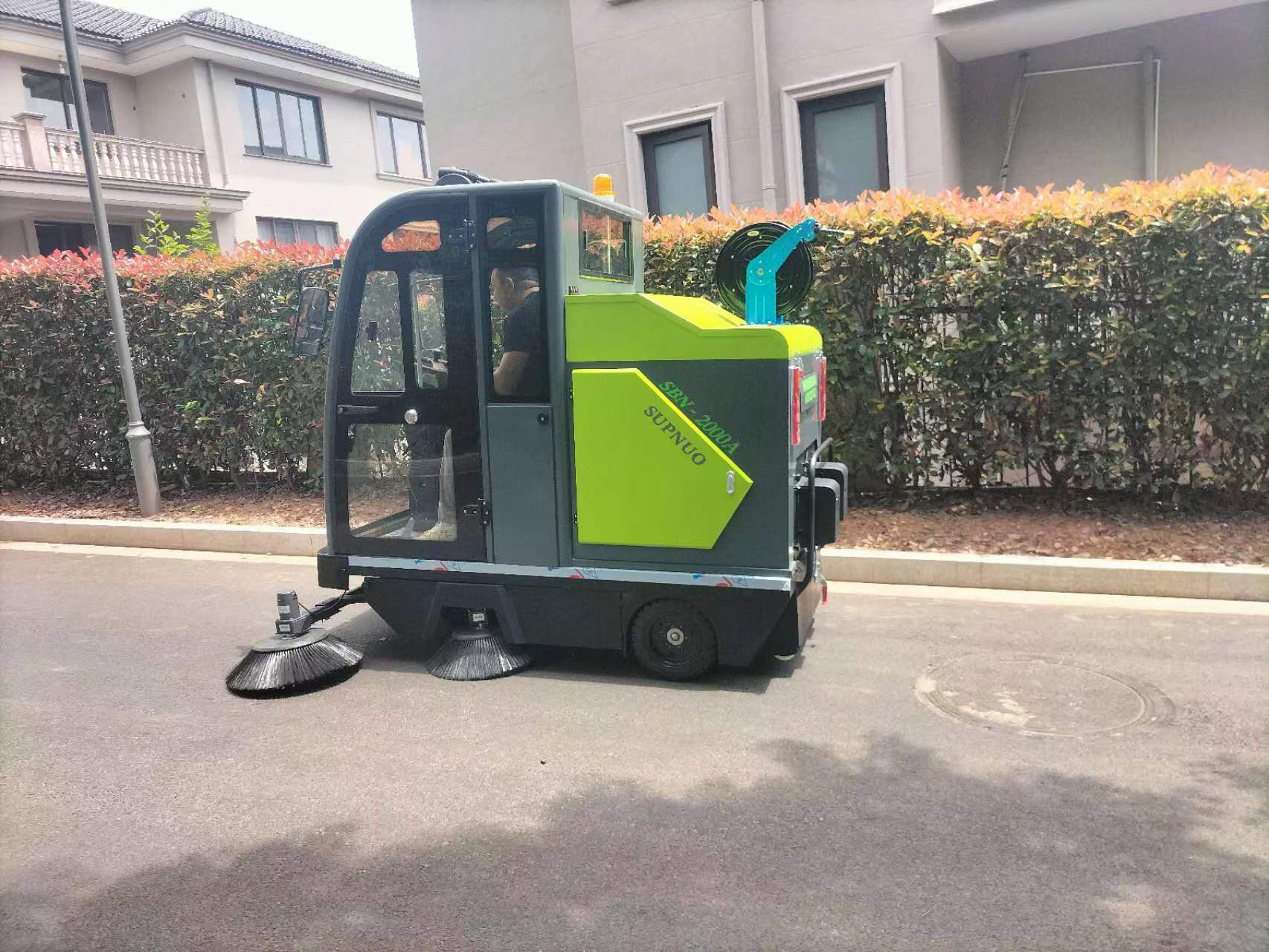 掃地車作為一種新興的工業(yè)清潔設(shè)備，正在深刻改變工廠的清潔管理方式。