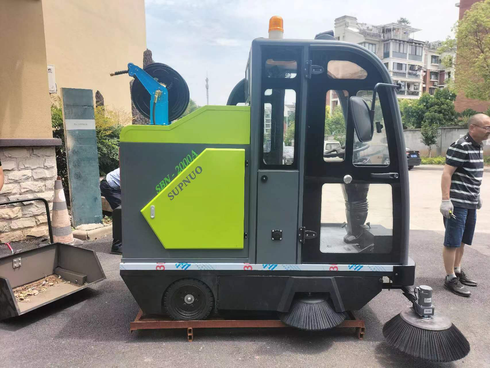 在當今快節奏的生活中，電動掃地車逐漸成為家庭和商業環境中不可或缺的清潔助手。隨著科技的不斷發展，電動掃地車以其高效、便捷的清潔能力，滿足了人們對衛生環境的需求。