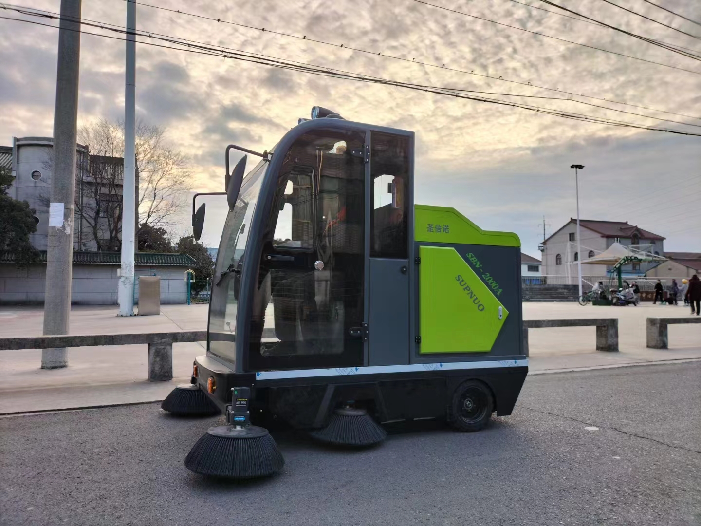  駕駛式工業吸塵掃地車是一種高效、多功能的地面清潔設備