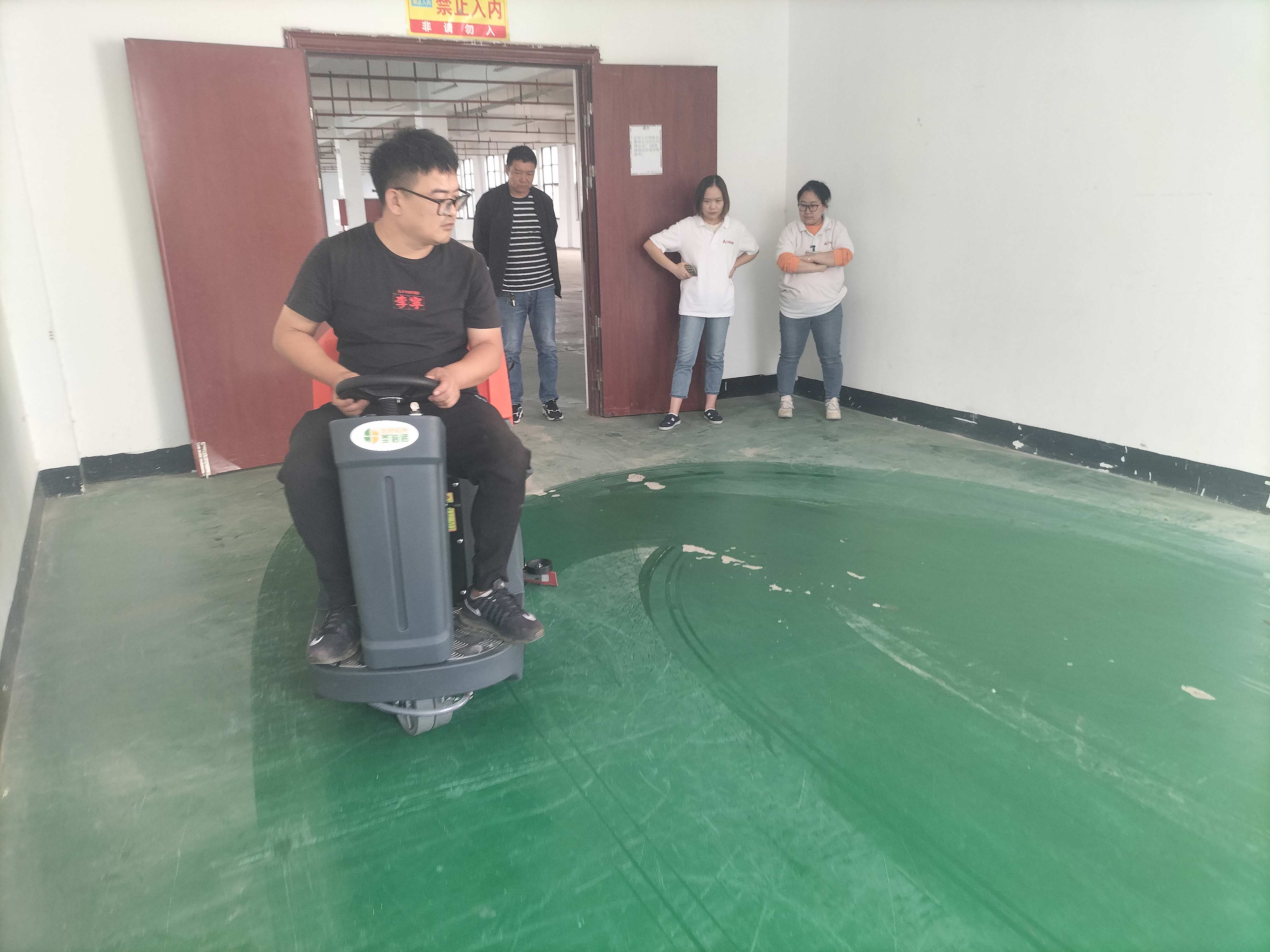 洗地機(jī)的廣泛應(yīng)用不僅提高了清潔效率，也在一定程度上對環(huán)境產(chǎn)生積極影響