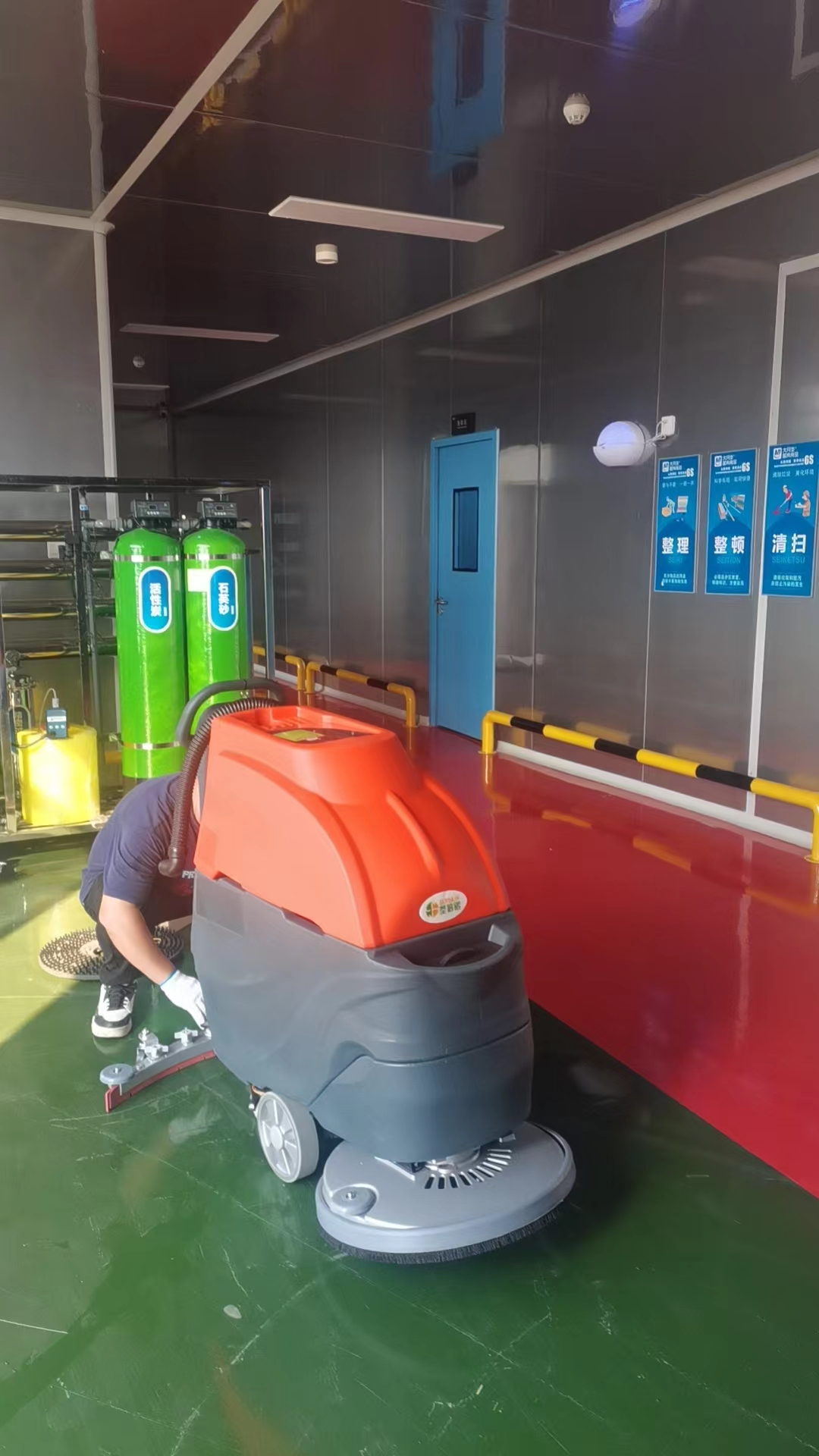 駕駛式洗地機是保護各行業(yè)清潔與效率的秘密武器