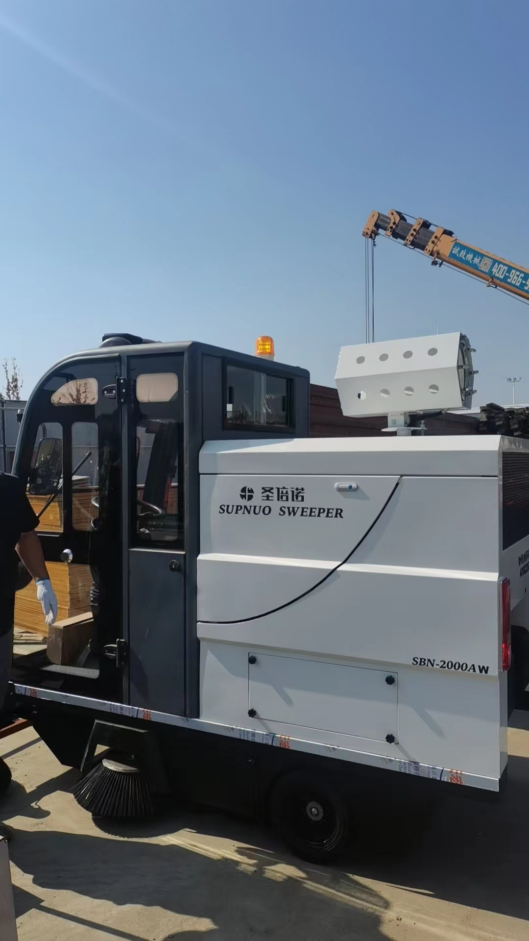 道路清掃車在工廠環(huán)境中發(fā)揮著重要作用，為工廠的運營和管理帶來了多方面的積極影響
