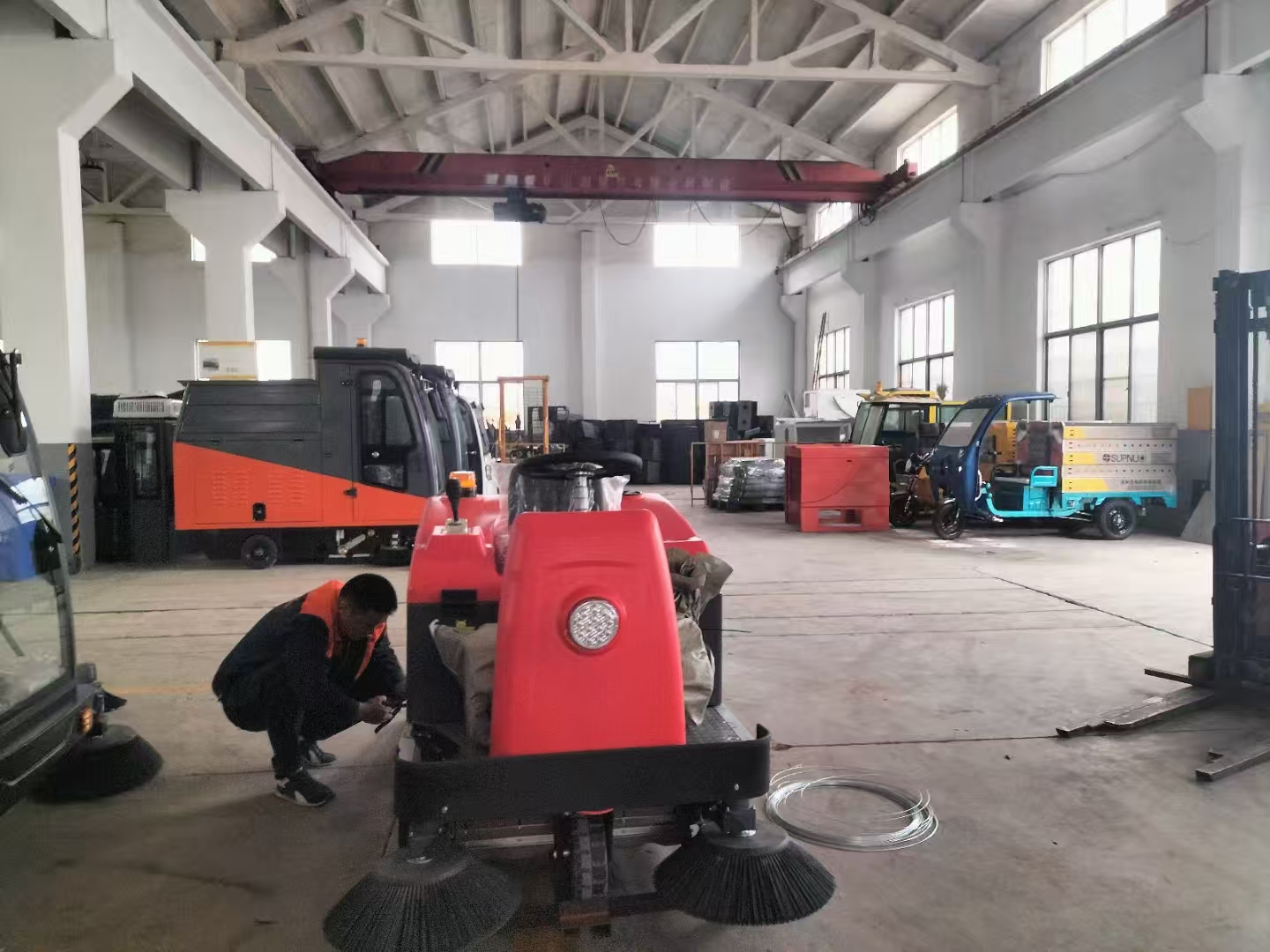 道路掃地車在城市清潔、環(huán)境保護、交通安全和形象提升等方面發(fā)揮著重要作用