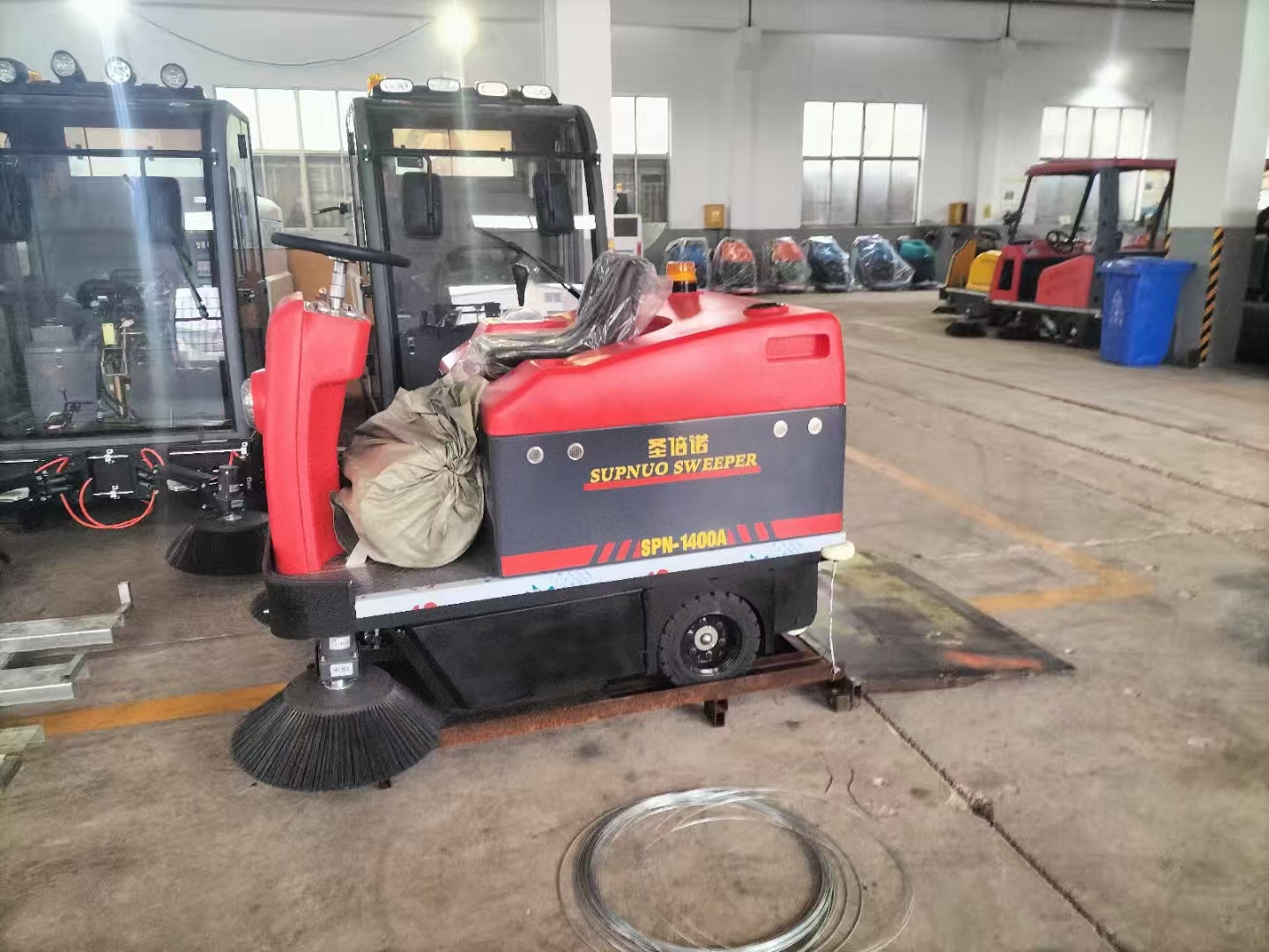 駕駛式掃地車：地下車庫(kù)清潔的高 效解決方案